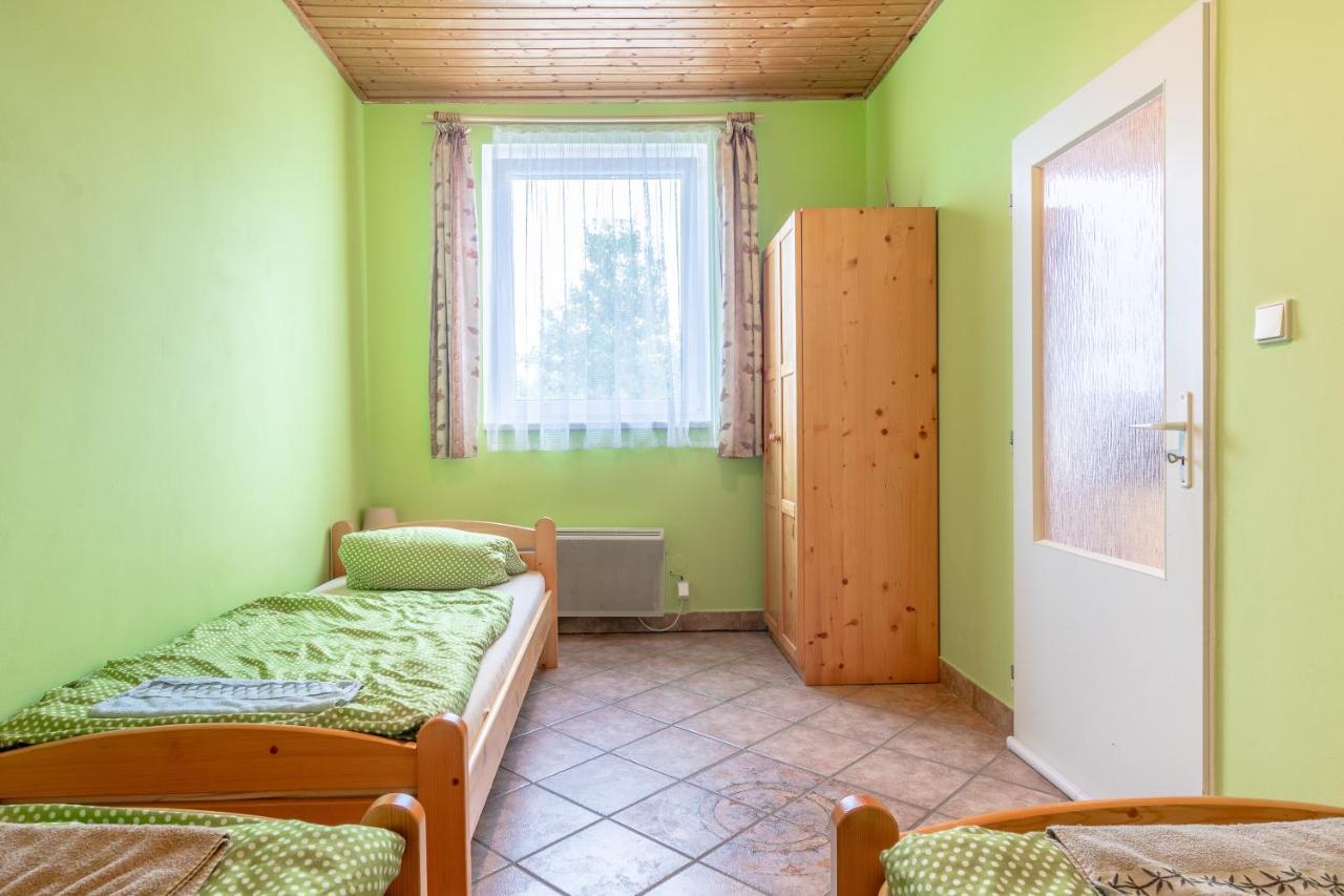Farma Slunecny Dvur Apartmany A Family Stany Strecha Pod Strechou Hermanuv Mestec Екстер'єр фото